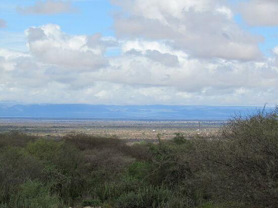 Wir blicken über eine Ebene von ca. 50km bis zum nächsten Gebirgszug.