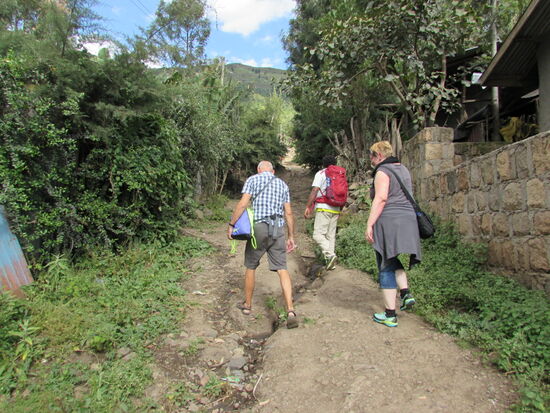 Einen steilen, unwegsamen Weg geht es zum Waisenhaus.