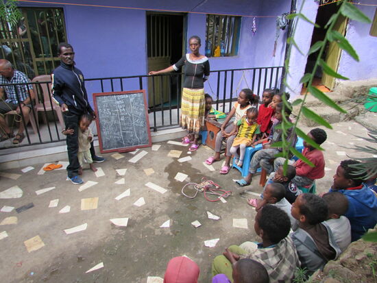 Als wir ankommen,  ist gerade eine Lerneinheit angesagt. Es wirkt etwas inziniert, aber egal alle sind glücklich über das Wiedersehen.