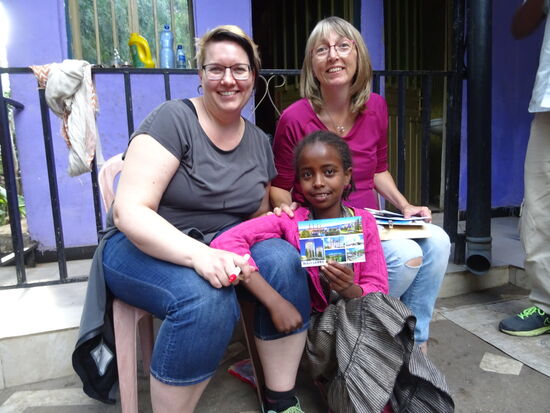 Mahader zeigt stolz die Karte die sie von uns erhalten hat.