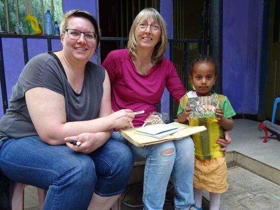 Eine Postkarte mit zwei Füchsen drauf gab es für Beti.