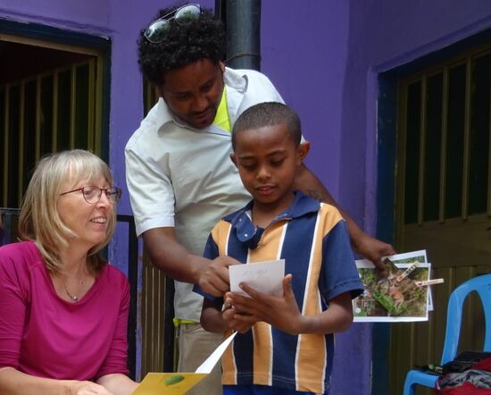 Happy zeigt Tesfahun das Foto seiner Sponsoren.