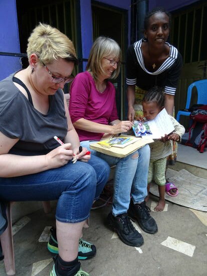 Liya weiß noch nicht so recht etwas damit anzufangen. Aber ihre Mutter Salam freut sich.