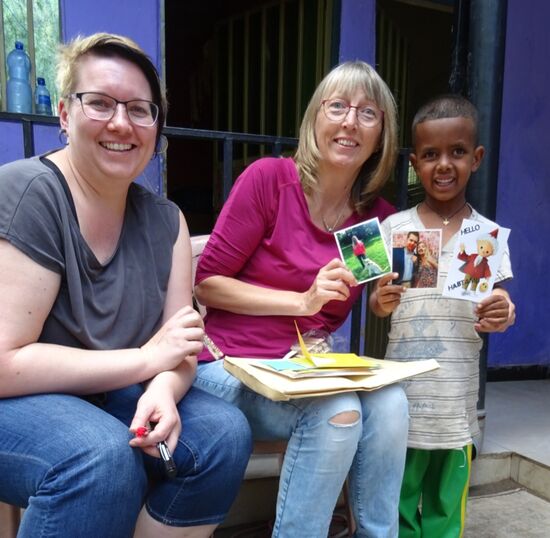 Haptamu zeigt stolz die Karte