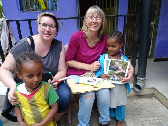 Asne hat Fotos von ihren Paten bekommen. 
Dawit war nicht anwesend und bekommt seinen Briefumschlag später.