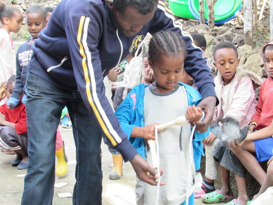 Während wir die Post verteilen beschäftigen sich die anderen mit dem neuen Spielzeug.