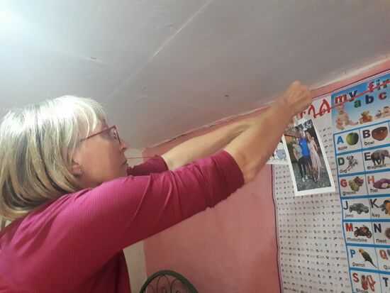 Die Postkarten und Fotos der Paten dekorieren wir im Schlafraum der Kinder.