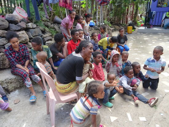 Die Kinder warten darauf, das die Koffer sich öffnen 