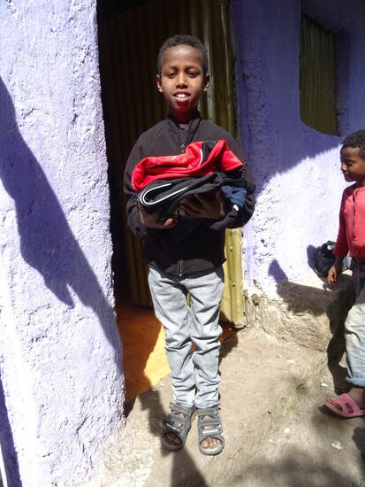 Abeba freut sich über die neuen Sachen.