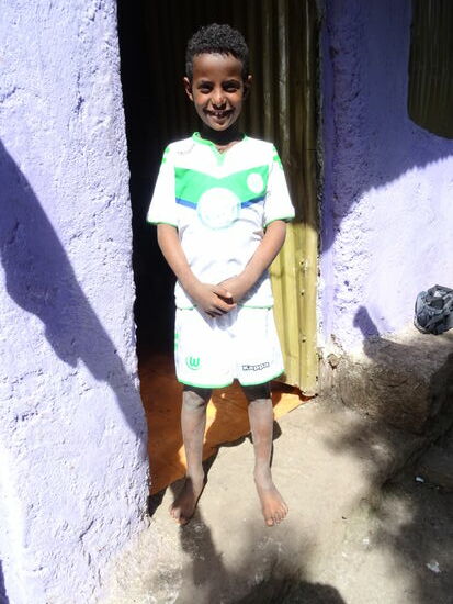 Kedou strahlt im Fußball Trikot 