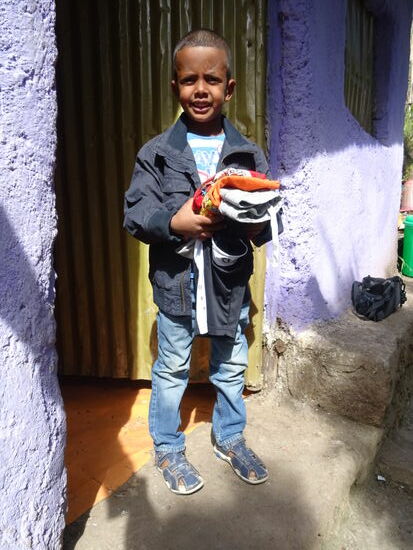 Haptamu mit seiner neuen Kleidung.