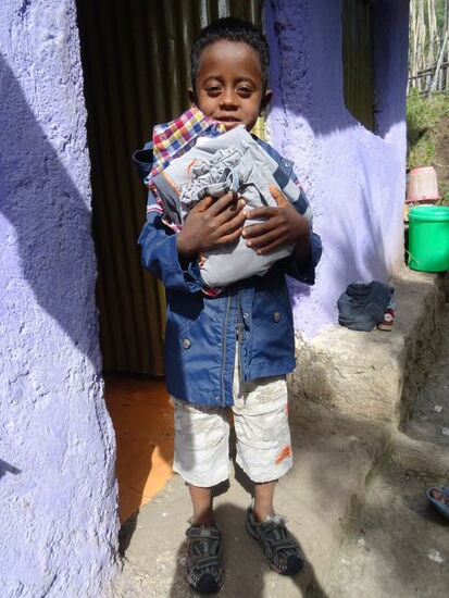 Fikro mit seinem Stapel Kleidung