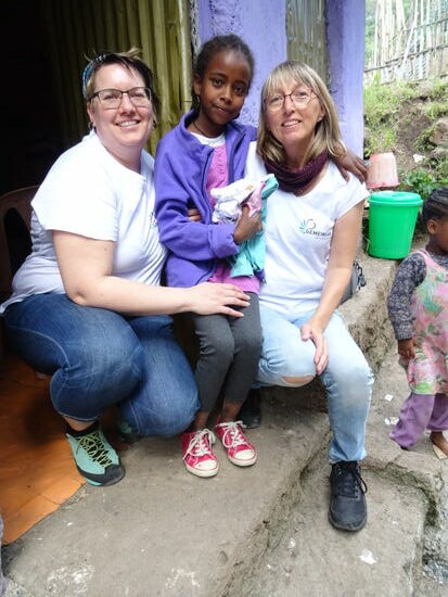 Mahader zeigt stolz ihre neuen Sachen.