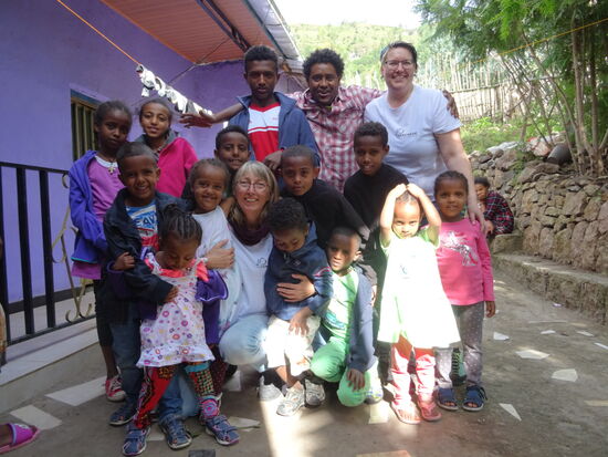 Gruppenbild mit unseren Waisenkindern im neuen Dress 