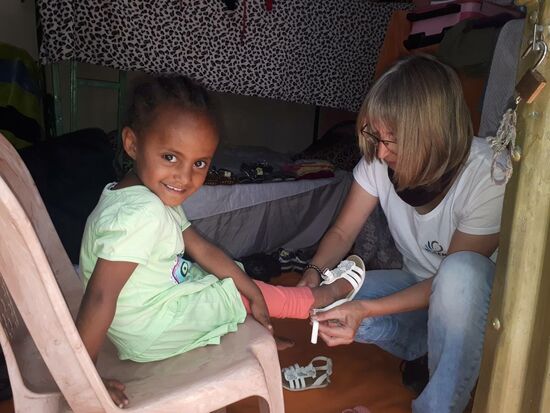 Jedes Kind bekommt eine Anprobe, ehe es die Sachen erhält. Schließlich soll die Kleidung auch gut passen.