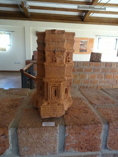 Im Museum gibt es etliche Exponate rund um die Kirche, alte Biebeln, die verschiedenen Kreuze und die berühmten Felsenkirchen sind in Miniatur. Eine zweite Abteilung ist der traditionellen Landwirtschaft gewidmet.