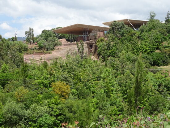 Beim anschließenden Spaziergang ein Blick auf die Kirchen aus der Ferne. Sie sind zum Teil durch Dächer geschützt, um sie vor Erosion zu bewahren.