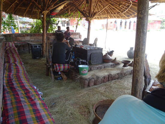 Kleine Cafe's gibt es viele. An diesem Ort haben sich Sylvia,  Happy und Matthias bei einem Kaffee und Tee  ausgeruht.