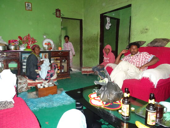 Im Wohnzimmer der Tante. Diese ist etwas wohlhabender als der Durchschnitt. Denn die meisten Äthiopier haben keine Couch, Schrank und Tisch. Sie sind froh, wenn sie überhaupt ein Bett besitzen.
Bei dieser Tante wird unser jüngstes Waisenkinder Ananiyas zur Zeit liebevoll versorgt.