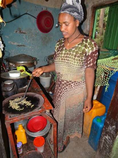In der Küche werden Kaffeebohnen geröstet.