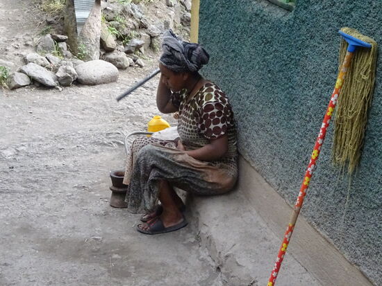 Draussen werden die Bohnen gemahlen.