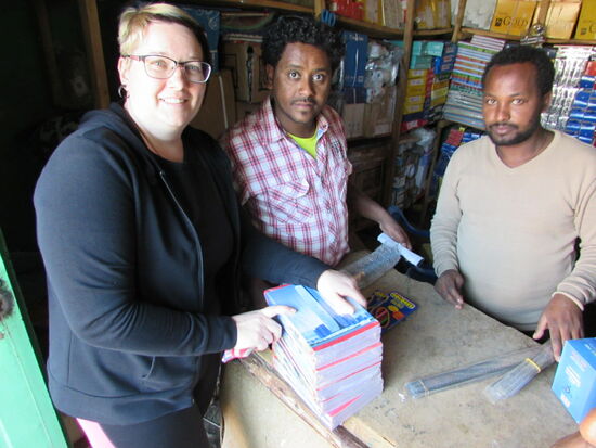 Wir besorgen Hefte für die kleine Bergschule.