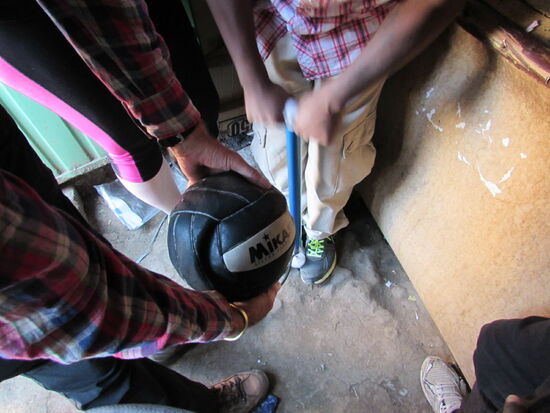 Außerdem lassen wir gleich die aus Deutschland mitgebrachten Bälle aufpumpen.