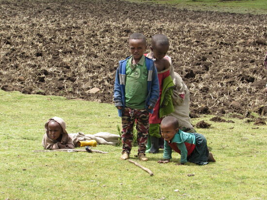 Unterwegs treffen wir auf unzählige Kinder