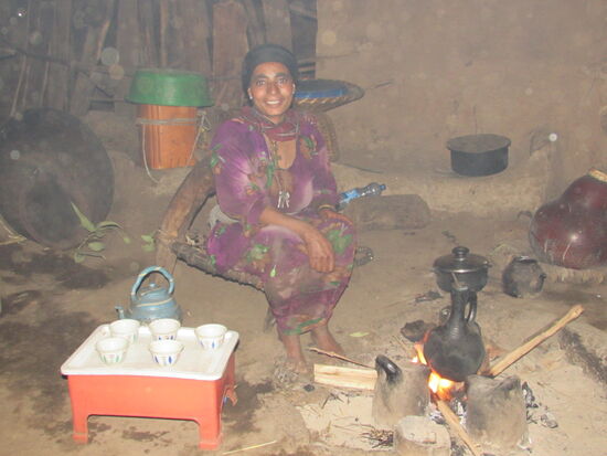 Wie damals werden wir zum Kaffee eingeladen. An dieses Lächeln erinnere ich mich noch genau und auch Sie kann sich an mich erinnern.
