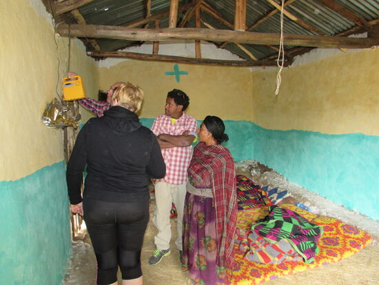 Hier bei dieser Familie soll ggf das Solarprojekt starten. Daher werden sämtliche Räumlichkeiten der Familie inspiziert.