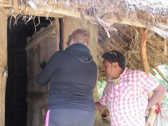 Sylvia macht zig Fotos, um Informationen für das Solarprojekt zu sammeln.