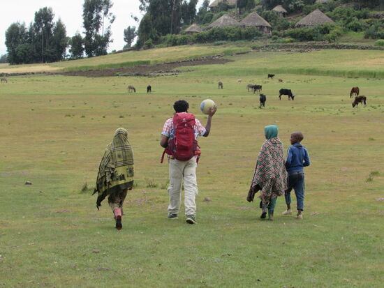 Die Kinder werden auf die Bälle aufmerksam und möchten gern einen ab haben - Happy erklärt, das sie für die Schule sind.
