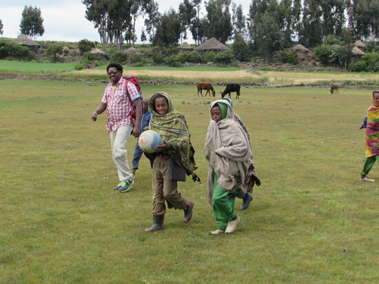 Inzwischen sind die Jungen schon glücklich, das sie den Ball tragen dürfen.