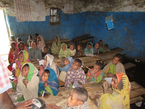 Wir sind im Unterricht zu Gast. Unglaublich das unter diesen Rahmenbedingungen unterrichtet wird.