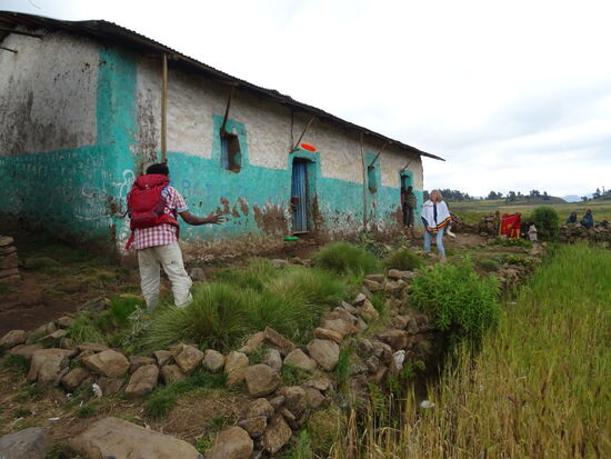 Dann geht es raus und Happy und ich zeigen dem Lehrer wie das mit der Flying Disc funktioniert   