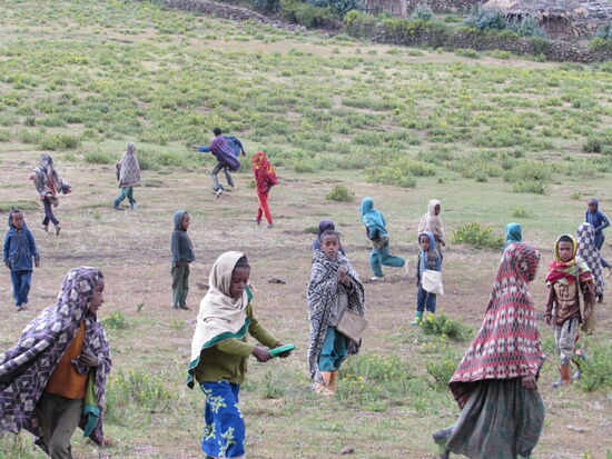 Die Kinder lernen es schnell mit der fliegenden Scheibe umzugehen.