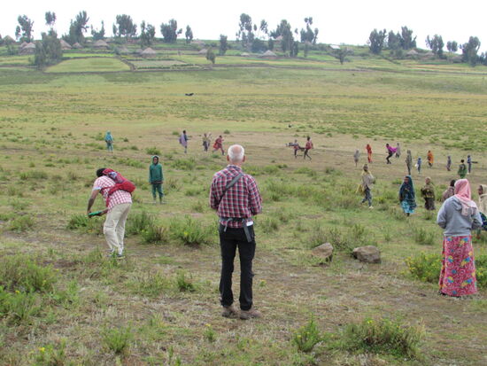 Alle wetzen über die weite Ebene und haben Spaß.  Schön wenn man mit so wenig so viel Freude verbreiten kann!