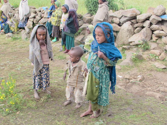 Hier oben ist ein kalter Wind und dennoch sind viele barfuß und so ärmlich gekleidet unterwegs.