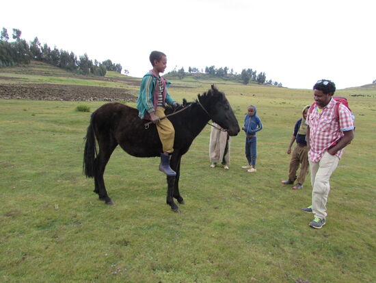 Dieser Junge zeigt uns stolz sein Pferd.