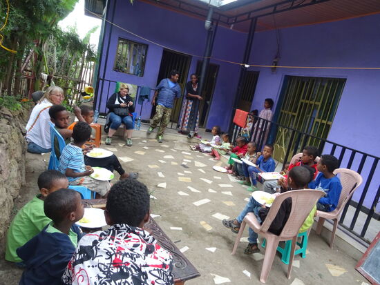 Als wir kommen essen die Kinder gerade