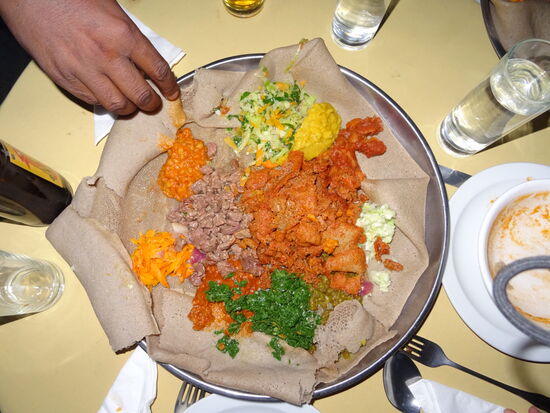 Der Abend endet mit der traditionellen Injera.