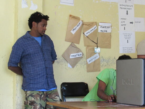 Happy 's Unterschrift wird sort eingescannt.