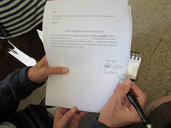 Sylvia und ich unterzeichnen den Zusatzvertrag.