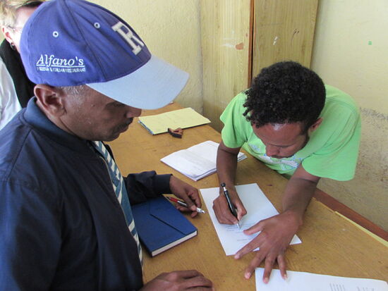 Die letzten Unterschriften werden geleistet.