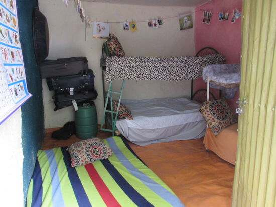 Das Schlafzimmer für die Kinder. Doch sobald der bisherige Eigentümer ausgezogen ist, haben wir einen zweiten Schlafraum und können weitere Betten anschaffen. Denn zur Zeit schlafen zwei bis drei Kinder in einem Bett. Schränke werden ebenfalls dringend gebraucht um die Kleidung und Schulsachen organisieren zu können.