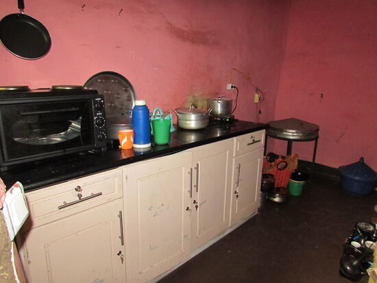 Die Küche. Es gibt nun auch einen Kühlschrank, der von einem Geschäftsmann aus Kenia gespendet wurde.