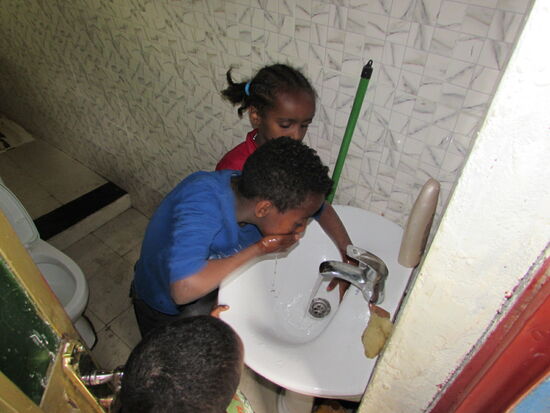 Inzwischen gibt es auch ein kleines Bad. Einen großen Wassertank könnte Happy Dank einiger Sponsoren aus Deutschland anschaffen.