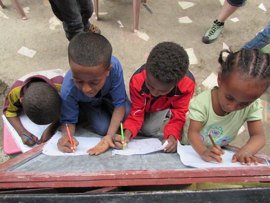 Kedou (in Blau), Abeba rechts daneben und neben ihm die kleine Beti