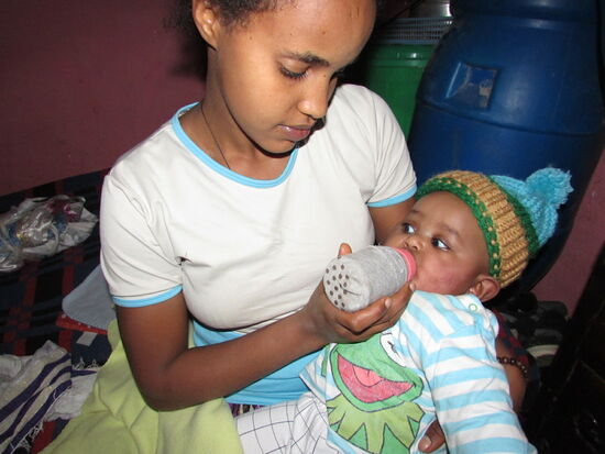 Ananiya bekommt sein Fläschchen