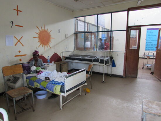 Hier liegen vier Mütter mit ihren Neugeborenen. Wir übergeben jeder ein Set aus Strampler, zwei Body's, Mütze und Schühchen. Die Freude ist groß.